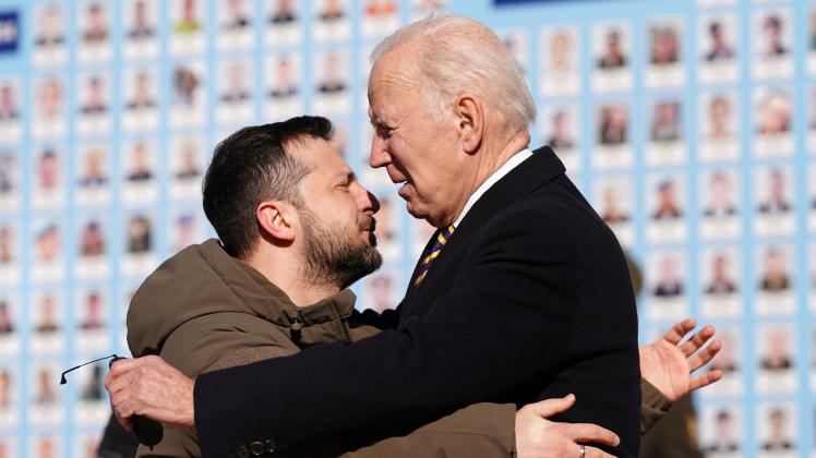 Joe Biden trifft bei seinem Überraschungsbesuch in Kiew Wolodymyr Selenskyj.
