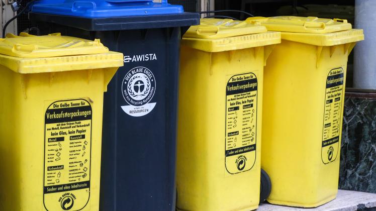 Düsseldorf 24.10.2022 gelbe Tonne Sack Mülltonne Kunststoff Plastik Recycling Müll Abfall Wohlstandsmüll Wohlstandsgese