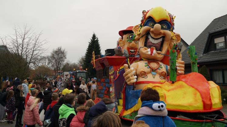 Karnevalsumzug in Haren-Rütenbrock: Vor der Maximilianschule warteten zahlreiche Schülerinnen und Schüler auf die rund 60 Motivwagen. 