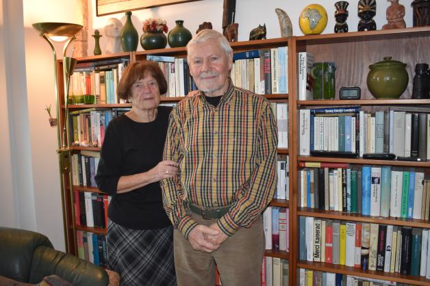 Das Journalisten-Ehepaar Gehrke hat ein großes Hobby: das Lesen. Karin und Wolf-Dietrich Gehrke vor ihrer Bücherwand.
