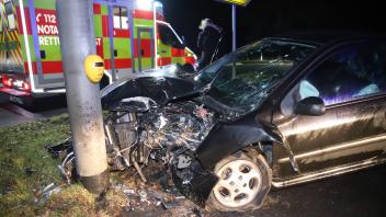Der Peugeot wurde bei dem Unfall in Klein Offenseth-Sparrieshoop schwer beschädigt. Inwiefern Schäden an der Bedarfsampel entstanden, ist noch unklar.