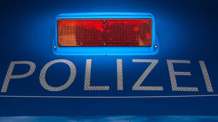 Symbolfoto für Polizei Themen zeigt Polizei Schriftzug auf Motorhaube von Streifenwagen Polizei Symb