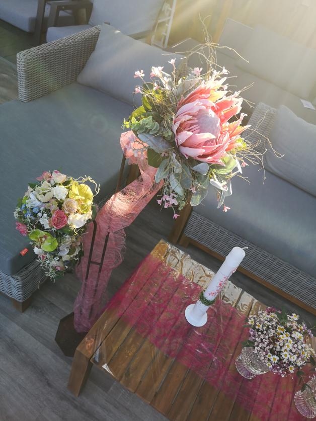Handverzierte Kerzen und individuelle Floristik zeigen Toldifin und das Blumenhaus Lüske. Handverzierte Kerzen und individuelle Floristik zeigen Toldifin und das Blumenhaus Lüske.