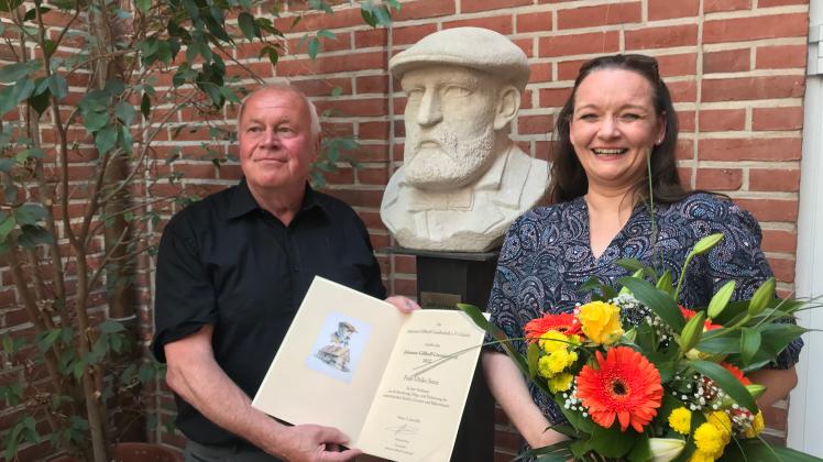 Ulrike Stern, hier mit Hartmut Bruhn von der Gillhoff-Gesellschaft, kommt am 23. Februar zu einer Lesung ins Kulturforum Schleswig-Holstein-Haus