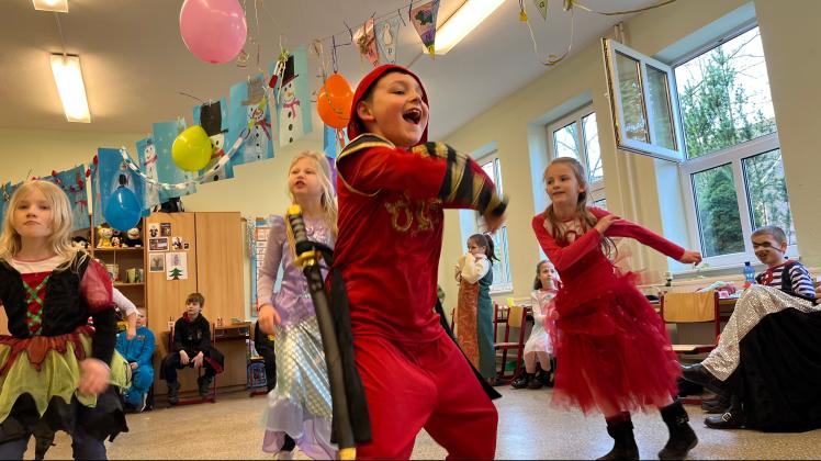Karneval und Fasching ist Verkleiden und noch viel mehr. Das wurde am Projekttag Fasching in der Grundschule „An den Eichen“ in Boizenburg bewiesen.