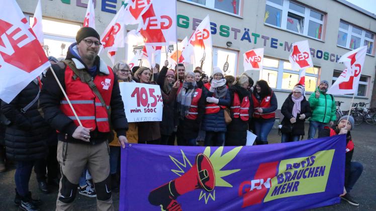 Mitarbeiter der drei Hagenower Kitas hatten sich am Morgen zum Streik vor der Kita „Matroschka“ getroffen. Anschließend zogen sie zum Rathaus.