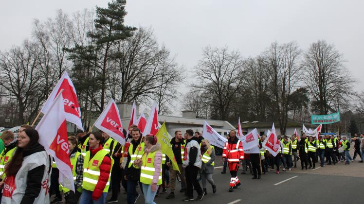 Mit einem Demo-Marsch geht es Richtung Innenstadt von Meppen