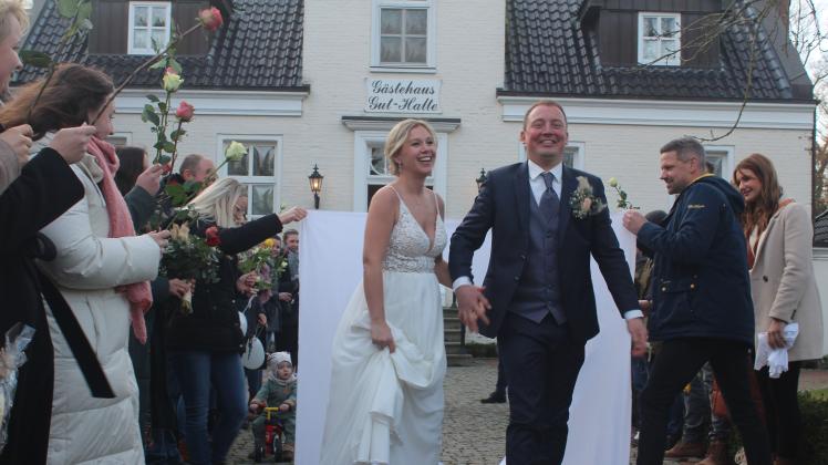 Just married: Jana und Daniel Kruse aus Aschendorf weihten als erstes Ehepaar das Trauzimmer im „Gut Halte“ ein. 