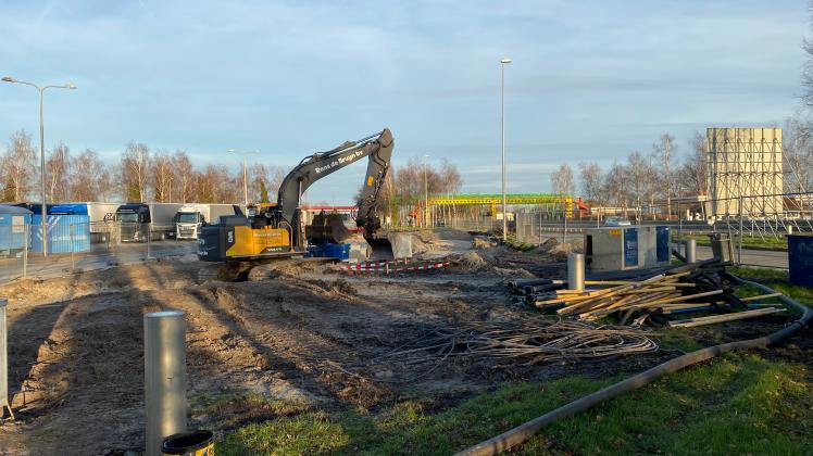 Noch ist es eine Baustelle, doch bereits im nächsten Monat soll am Grenzübergang bei Bad Nieuweschans auf dem Rastplatz „Poort van Groningen“ eine Schnellladestation für Elektrofahrzeuge eröffnet werden.