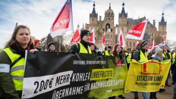 Bundesweite Warnstreiks legten  u.a. auch in Schwerin  die Arbeit der öffentlichen Stellen und Ämter lahm. Im Kern sind vor allem Kitas in Schwerin, Ämter und Gemeinden in Rostock als auch  in den  Landkreisen Nordwestmecklenburg und Ludwigslust-Parchim betroffen.  In der Schweriner Innenstadt versammelten sich  rund 450 Mitarbeiter aus Verwaltungen und städtischen Kindereinrichtungen. Sie forderten ein deutlichen Lohnplus von 10,5 Prozent, aber mindestens 500 Euro monatlich. In Schwerin werden rund 2800  Kinder  durch städtischen Einrichtungen betreut, 1800 waren von den Streiks betroffen. Aufgerufen haben u.a. Gewerkschaft ver.di in Schwerin als auch die Gewerkschaft Erziehung und Wissenschaft in den benachbarten Landkreisen. 21.02.2023 Foto Volker Bohlmann