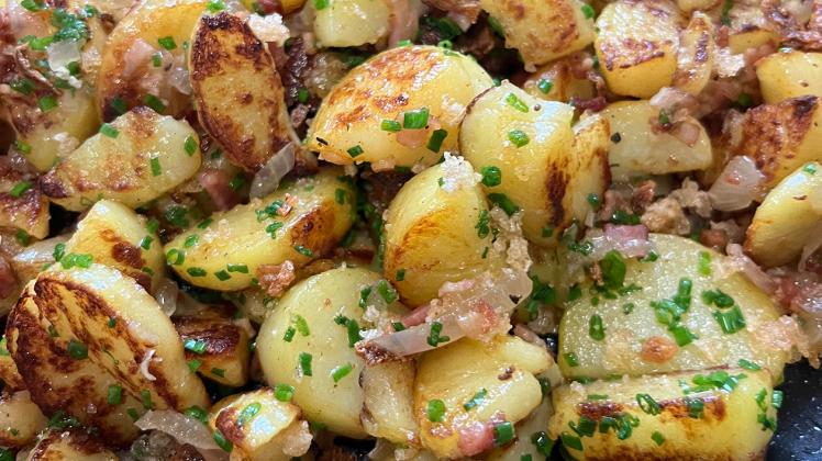 Bratkartoffeln mit Zwiebeln und Speck werden in zahlreichen Gaststätten angeboten, sind aber offenbar nicht jedermanns Sache. 