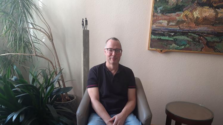 Matthias Lührs hat seine Praxis für Paartherapie in der Rostocker Innenstadt und steht dort Paaren beratend zur Seite. 