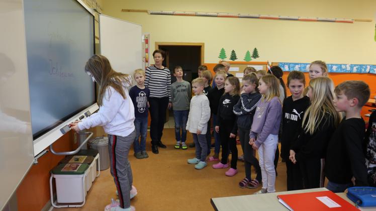 Hier, in der 3. Klasse in Gammelin,  wird einer der neuen elektronischen Tafeln in Betrieb genommen. Nicht nur die Kinder freuen sich.