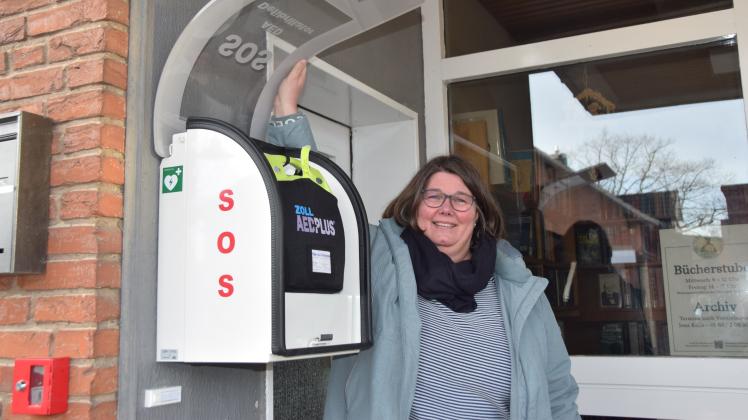 Riesebys Bürgermeisterin Doris Rothe-Pöhls ist froh, dass nun ein öffentlich zugänglicher Defibrillator an der „Alten Post“ installiert wurde.
