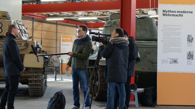 Der japanische TV-Sender NHK World besuchte das deutsche Panzermuseum und holte sich Expertise vom Museumsdirektor Ralf Raths.