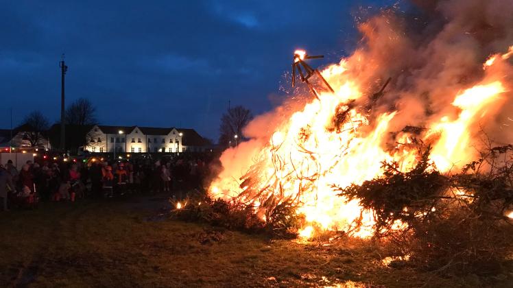 Mit der Zeit schlugen auch in Tönning die Flammen in die Höhe.