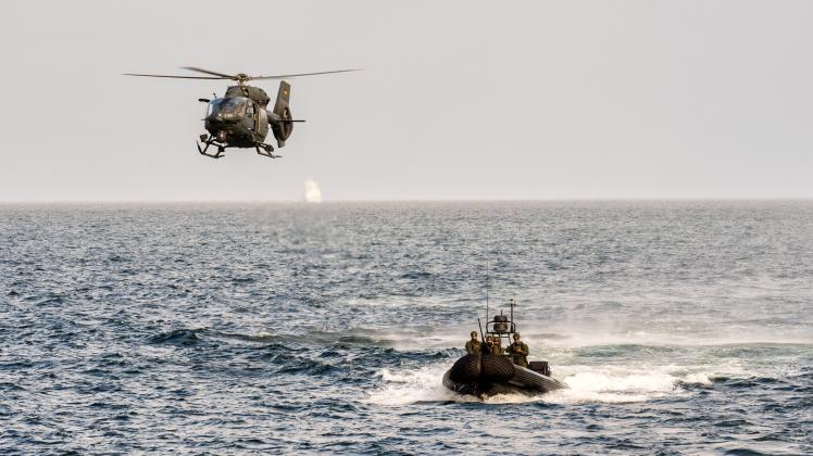 Die Kampfschwimmer und ein Hubschrauber rücken an, um einen Angriff auf die Fregatte „Hessen“ zu simulieren: Beim Pistorius-Besuch in Eckernförde zeigte die Marine, was sie kann.