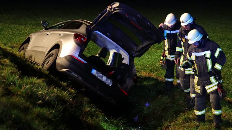 Die zwei Insassen des Pkw wurden von den Einsatzkräften geborgen.
