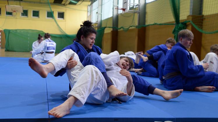 PSV-Judokämpferin Zyna Schreiber mit Trainingspartner Tim Hinzmann bei einer Würge