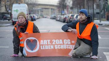 Datum: 06.02.2023 / Ort: Dresden Klima-Aktivisten der Letzten Generation blockierten am spaeten Montagnachmittag ab 16 U