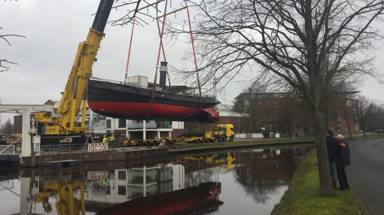 Langsam, aber sicher wurde die „Dortmund IX“ am Mittwochmorgen in den Hauptkanal in Papenburg gehoben.