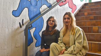 Ukrainerinnen Kataryna (16) und Alina (14) spenden sich an der Schule an der Ellerbäke gegenseitig Trost.