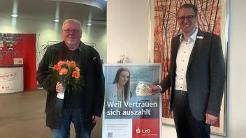 Dem glücklichen Gewinner Hans-Dieter Dinort (v.l.) wurden neben den 5000 Euro auch ein Blumenstrauß von dem Filialleiter Tim Selchert, der Filiale am Hasporter Damm, überreicht. 
