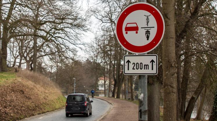 Verkehrsschild Schwerin Überholverbot Radfahrer