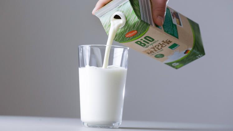 Symbolfoto Milch wird aus einem Tetra Pak in ein Glas gekippt Berlin 16 04 2019 Berlin Deutschlan