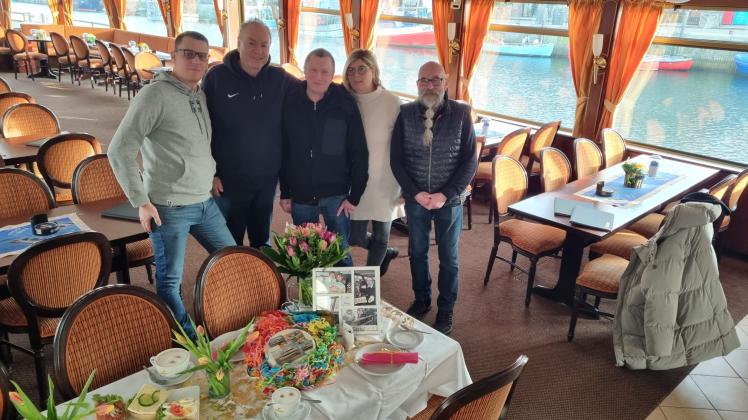 Zum 30. Jubiläum von Schiffsführer Thomas Meissner (Mitte) im Kreise der Kollegen René Weishaupt (v.l.) , Reeder Reinhard Möller mit seiner Frau Katrin sowie Mitarbeiter René Groß an Bord eines Fahrgastschiffes. 