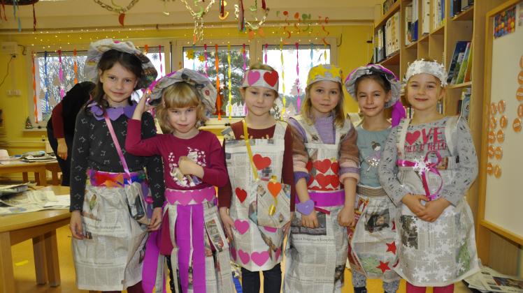 Auf einer kleinen Modenschau präsentierten die Mädchen ihre Kleider, Röcke und Hüte, die aus dem „Prignitzer“ entstanden.