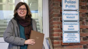Glücklich über die Rückkehr der äußerlich wohlbehaltenen, innen aber beschädigten Chronik: KZ-Gedenkstättenleiterin Dr. Katja Happe am Montag vor der Dienststelle der Kripo Niebüll.