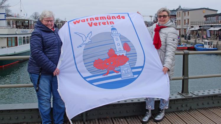 Büroleiterin Inge Regenthal (l.) und Astrid Voß, Vorsitzende des Warnemünde Vereins bereiten derzeit drei Feste für das Jahr 2023 im Ostseebad vor.