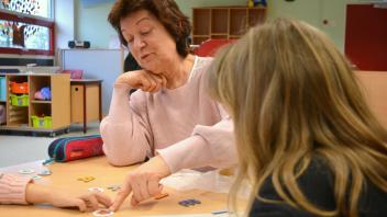 Lesepatin Birgit Jenkel nimmt sich jede Woche drei Stunden Zeit, um Kindern das Deutschlernen leichter zu machen