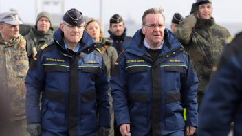 Jan Christian Kaack und Boris Pistorius beim Antrittsbesuch des Verteidigungsministers auf dem Marinestützpunkt Eckernfö
