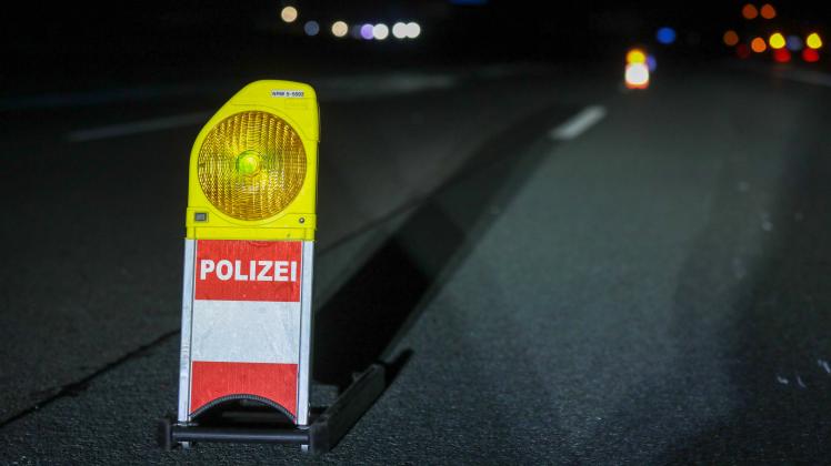 Symbolbild Polizei Autobahn Eine Absperrung der Autobahnpolizei auf einer gesperrten Autobahn in der Nacht Remscheid, A1