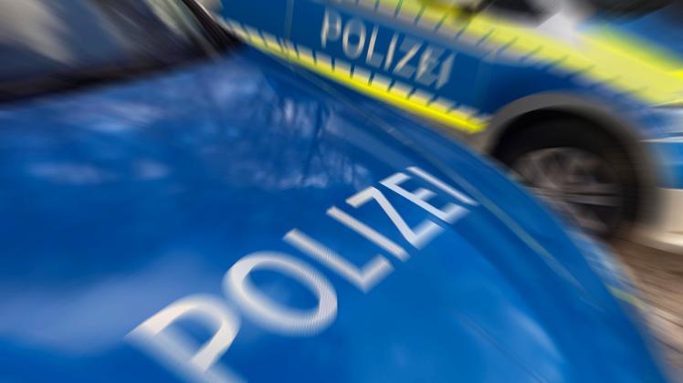 Randmotiv,allgemein,Feature,Symbolfoto: Polizeiauto,Streifenwagen,Polizei,Schriftzug verwischt. *** border motif,general