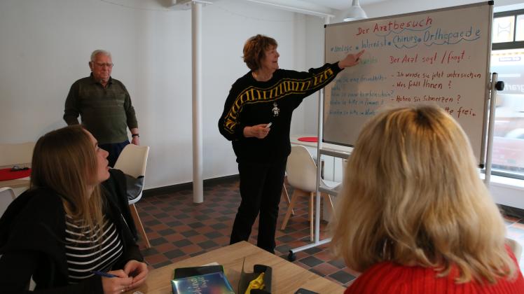Edith Garberding und Werner Schüler bringen beim „Alltagunterricht“ ukrainischen Flüchtlingen Deutsch für die wichtigsten Situationen bei.