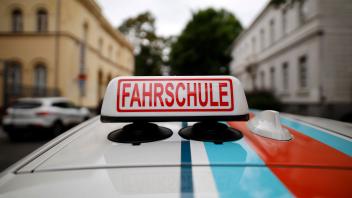Ein Schild Fahrschule auf einem Fahrschul-Auto von 123fahrschule.de. Köln, 10.07.2020 *** A sign driving school on a dri