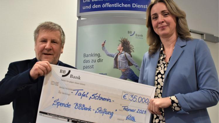 Da freut sich Tafel-Chef Peter Grosch: Doreen Ehlke, Direktorin der BB Bank Schwerin, überreicht ihm einen Spenden-Scheck über 35.000 Euro.