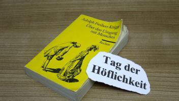 Kniggebuch und Tag der Höflichkeit Kniggebuch und Tag der Höflichkeit, 31.12.2020, Borkwalde, Brandenburg, Neben dem Kni