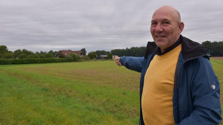 Wo jetzt noch das Gras wächst, sollen bald Häuser für junge Familien stehen. Erich Weidemann, Bürgermeister der Gemeinde Dragun, hält den geplanten Bauplatz für sehr geeignet.