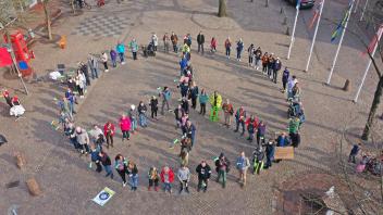 Parents for Peace: Bei der bislang letzten Kima-Demo im März 2022 setzten die überwiegend erwachsenen Teilnehmer ein Zeichen gegen den gerade von Russland entfesselten Krieg in der Ukraine.