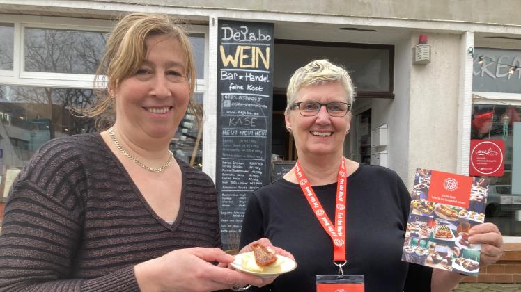 Silke Naumann vom Dejabo (l.) und Martina Wegener, City-Manager Rostock von Eat the World. Es wird künftig auch kulinarische Touren durch Warnemünde geben. 
