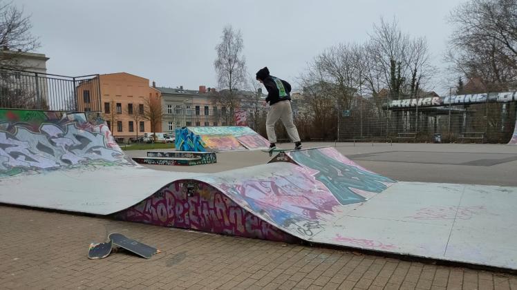 Selbst im Winter finden sich einige Skater auf der Sportanlage in der August-Bebel-Straße ein, um Tricks wie Kickflips, Grinds und Co. zu üben.