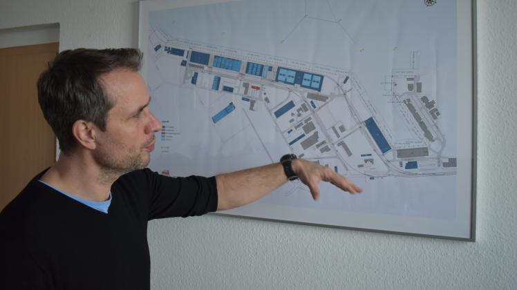 Plant dieses Jahr wieder Investitionen in die Hafeninfrastruktur: Steffen Knispel, Geschäftsführer des Rostocker Fracht- und Fischereihafens, vor einer Karte des Hafens in Marienehe.