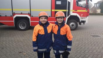 Emil Sköld (10) (links) und Lasse Wördemann (11) , Jugendfeuerwehr Appen