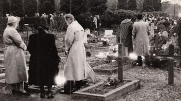 Die Jahre des ersten katholischen Friedhofs in Delmenhorst sind gezählt: Allerseelen 1956 an der Schanzenstraße.