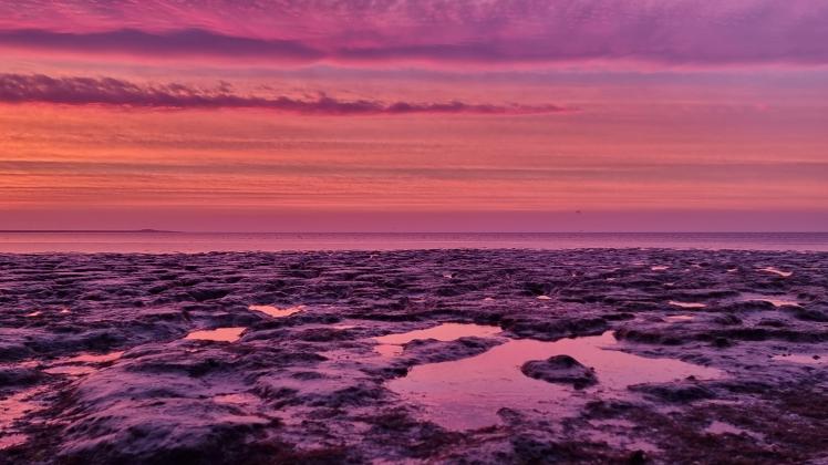 Morgens vor Sonnenaufgang machte Steffen Joeres aus Westerland dieses eindrucksvolle Bild am Watt vor Sylt. 