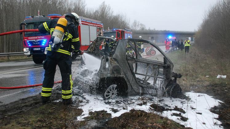 B404 Bei Grande: Pkw Brennt Auf Grünstreifen Komplett Aus | SHZ